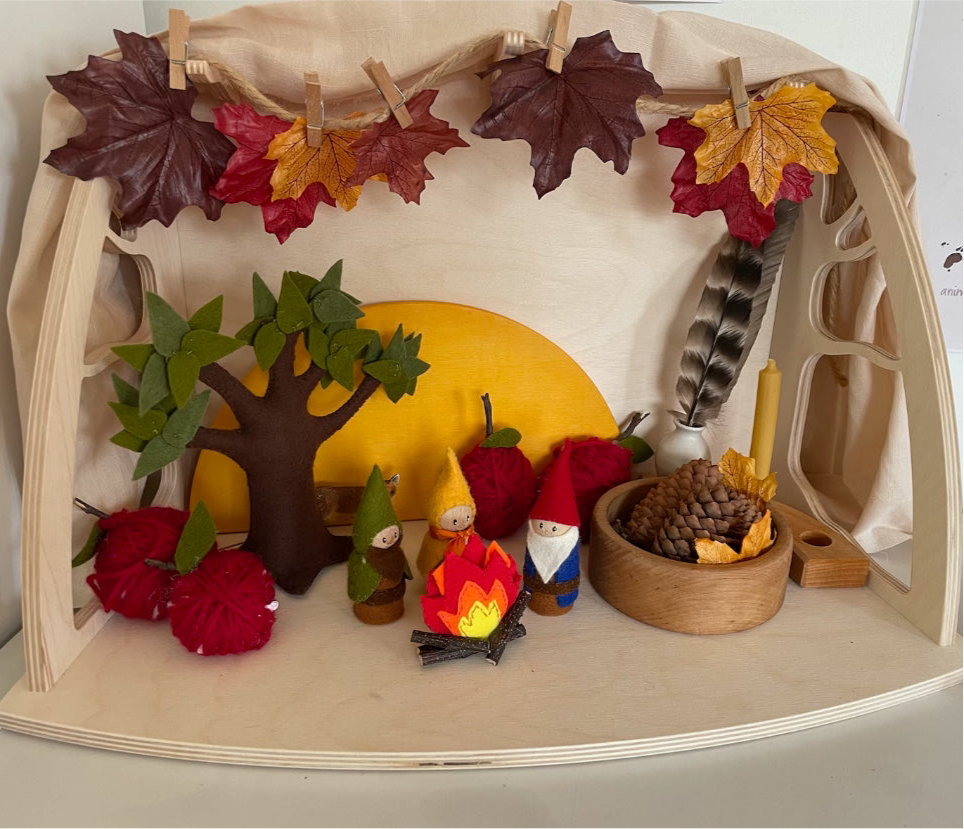 Small size De Noest nature table stage, set up for Autumn display