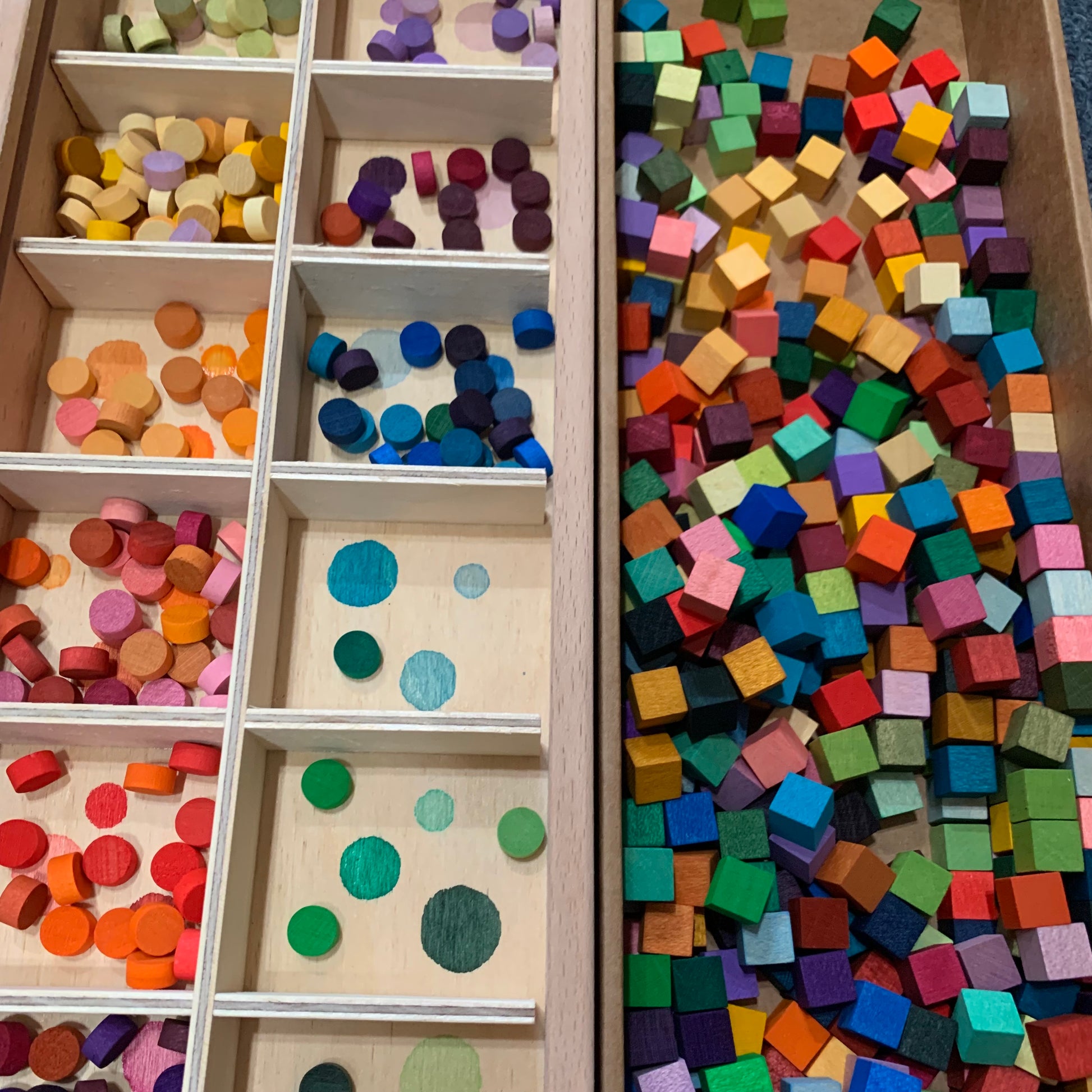 Grapat Mis Match comes with an open ended colour sorting tray, a wonderful mindful active