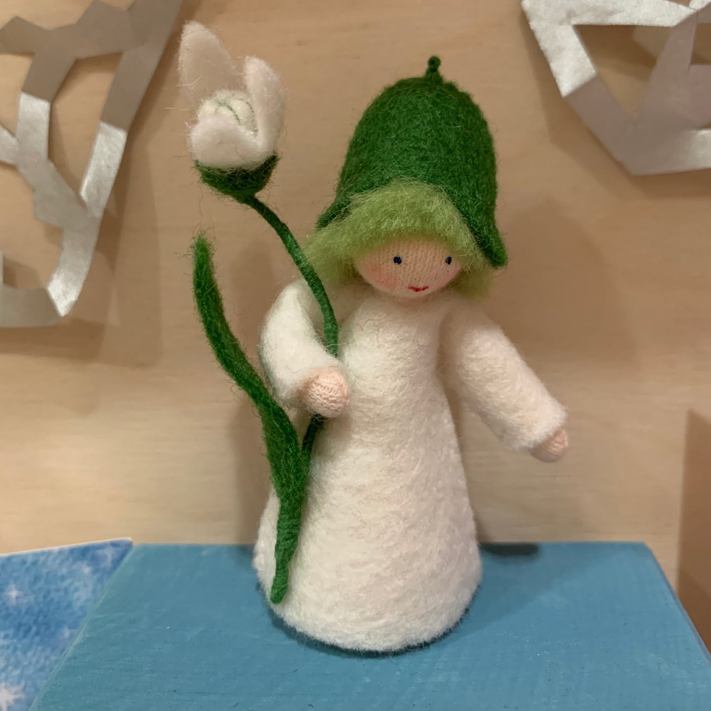 Ambrosius Snowdrop fairy, deluxe model holding flower