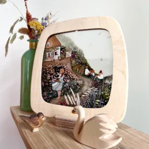 Toverlux Frame in a wooden stand, with Ostheimer sparrow and swan figurines