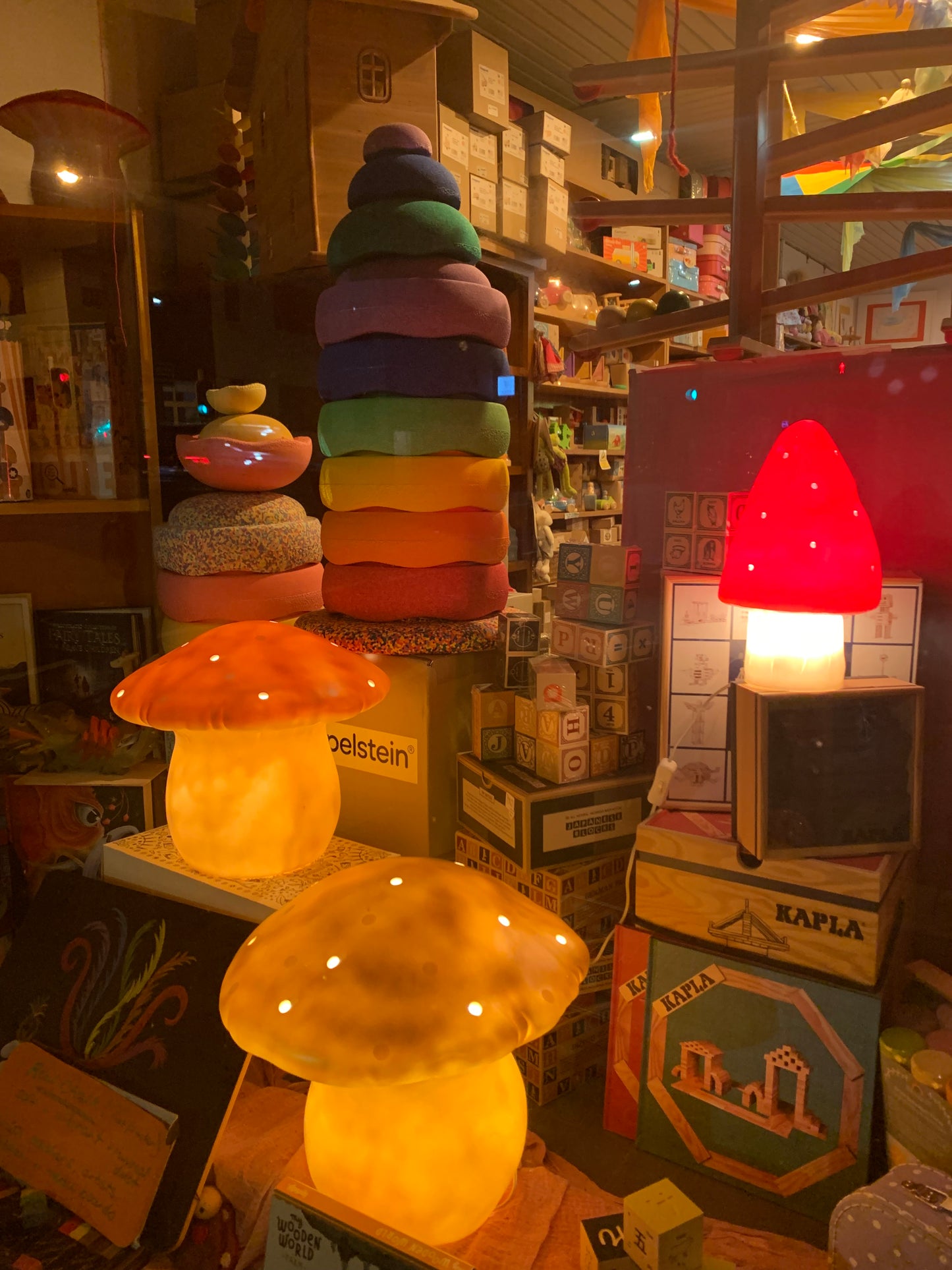 mushroom lamps lit: rear left medium terracotta; rear right small red: front center gold